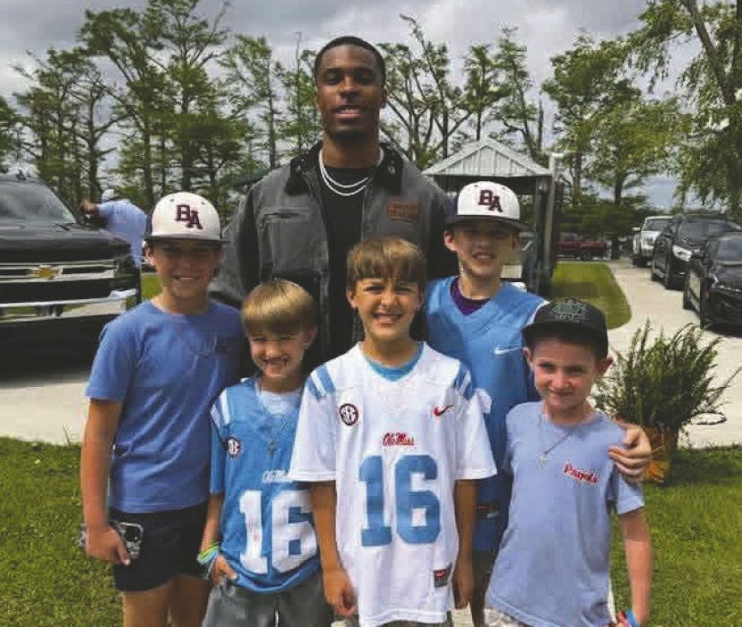 Wydett Williams Jr. signs autographs
