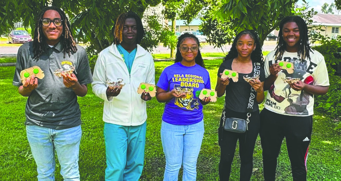Willis Nelson Jr. (left) created and led a 4-H workshop